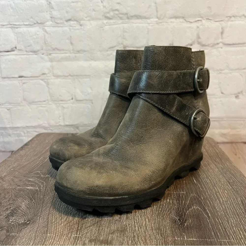 WOMEN'S JOAN OF ARCTIC™ WEDGE II BUCKLE BOOTIE size 9.5